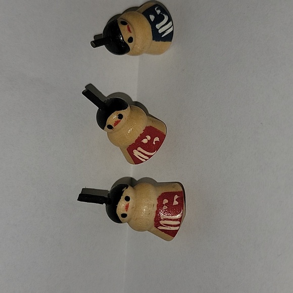 Vintage Japanese Kokeshi Spinning Sumo Wrestler Dolls – Set of 5 – Hand-Painted - Picture 2 of 3